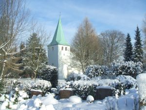 Dorfkirche im Winter (Südwestseite)
